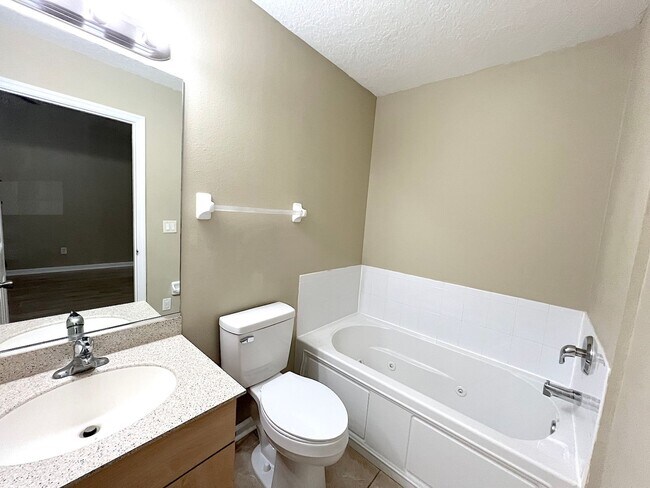 Building Photo - Huge 4 Bed 3 Bath 2 Car Townhome w FENCED YARD  for Rent!