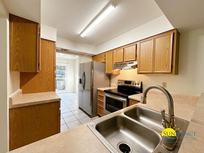 Building Photo - Centrally Located Townhouse with a Communi...