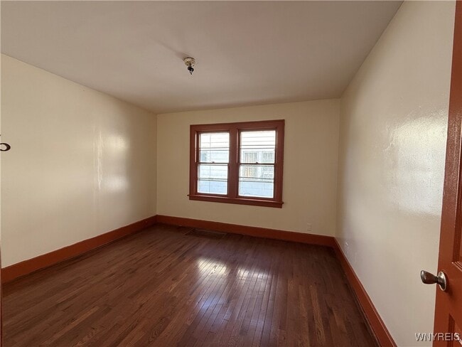 Building Photo - 549 Lisbon Ave
