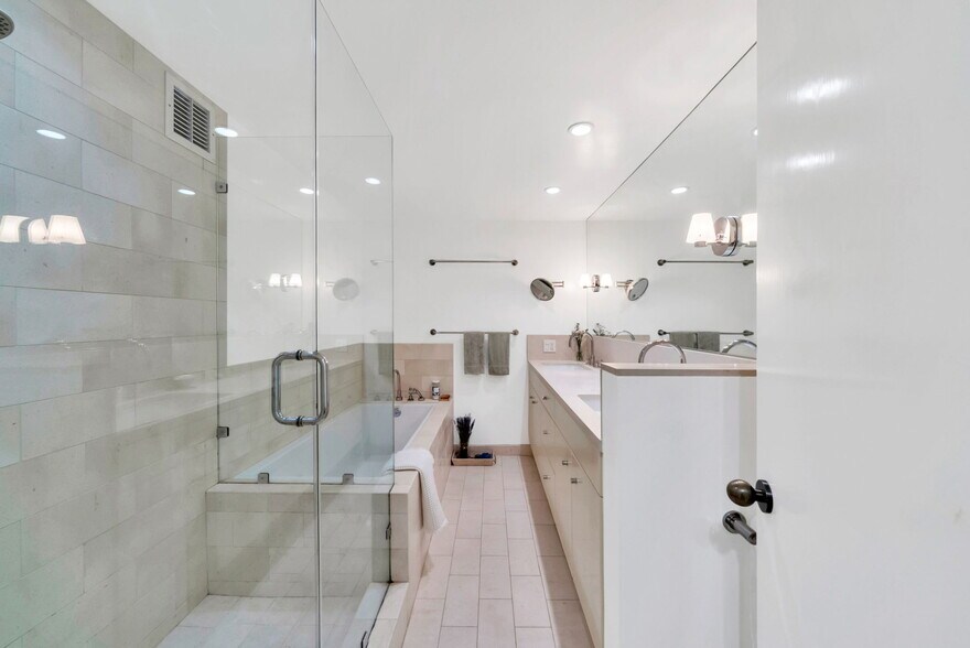 Building Photo - 7259 Hillside Ave