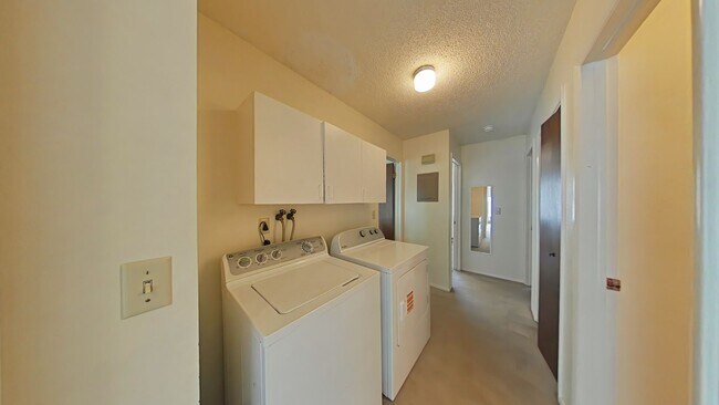 Building Photo - 2Bed 1Bath with Carport! Walk to MSU