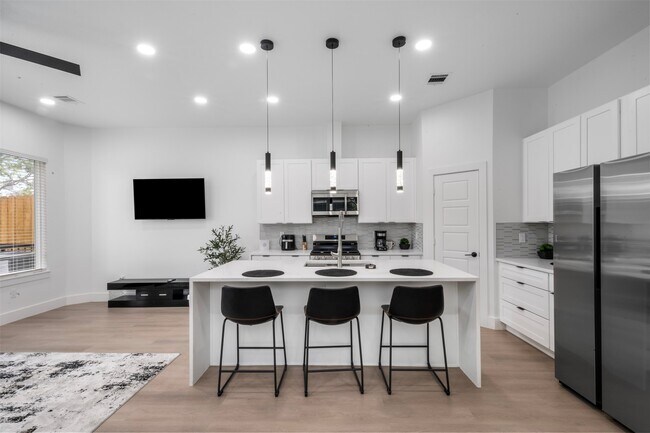 Building Photo - 6815 Paris St