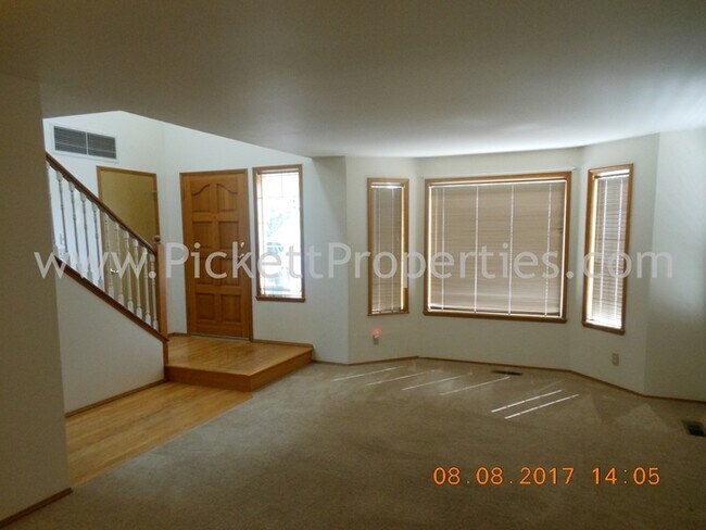 Building Photo - Large 3 Bedroom Home in Great Ridgetop Loc...
