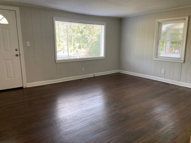 Building Photo - COMING SOON - 2 Bedroom 1 Bathroom Home in...