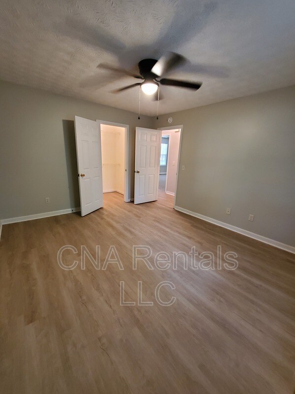 Building Photo - 215 Green Acre Ln