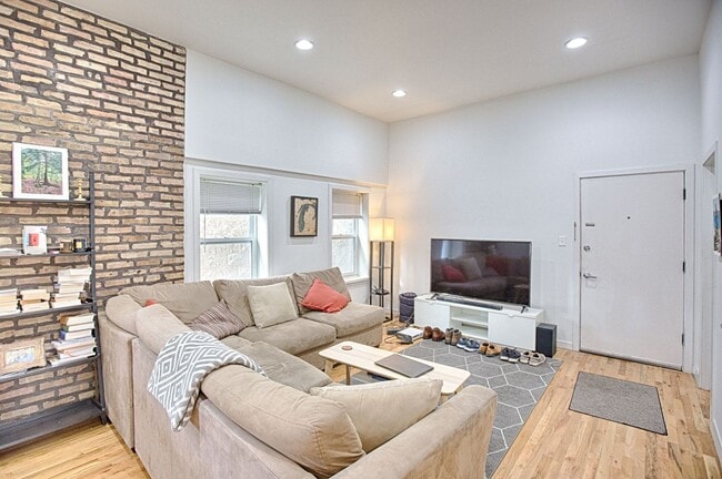 Building Photo - UK Village 2 Bedroom with Central Heat & A/C, In-Unit Laundry, Exposed Brick. Free Fast Internet ...