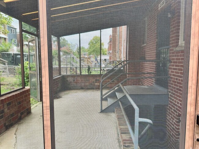 Building Photo - Charming 3-bedroom, 1.5-bathroom! Pets Wel...