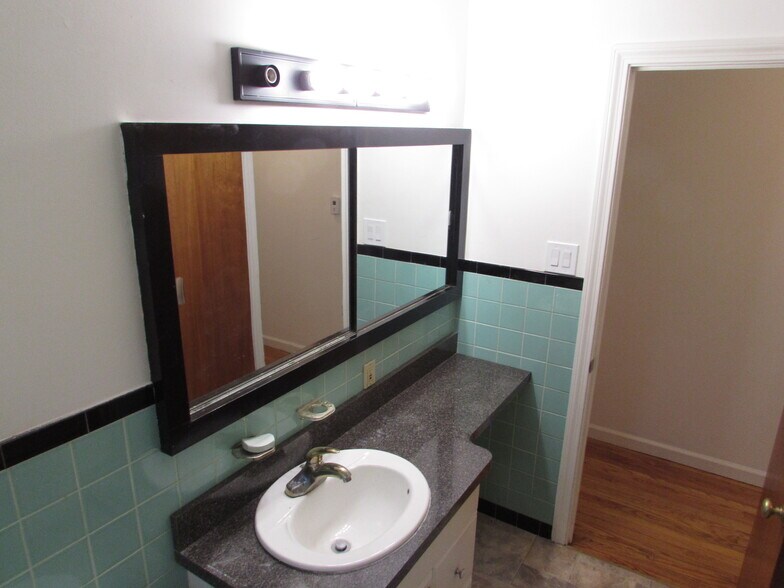 Light mirror & vanity in bathroom - 97 Scrub Oak Rd