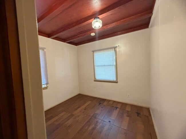 Building Photo - 2 Bedroom 1 Bath Super Cute.