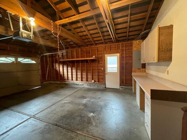 Building Photo - Desirable East Medford Single Story