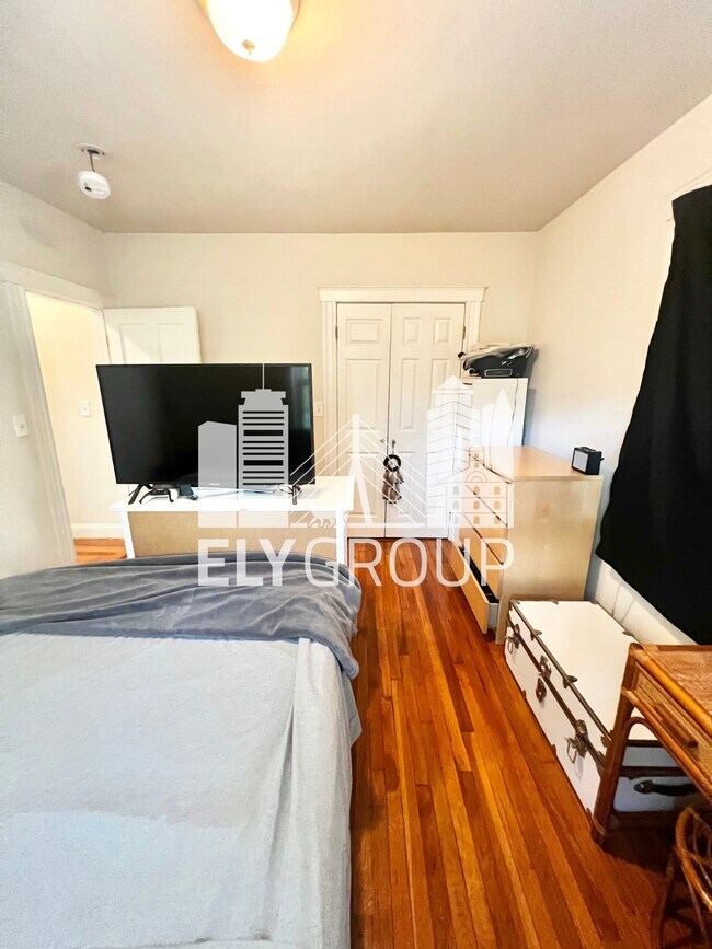 Building Photo - 165 Sharon St