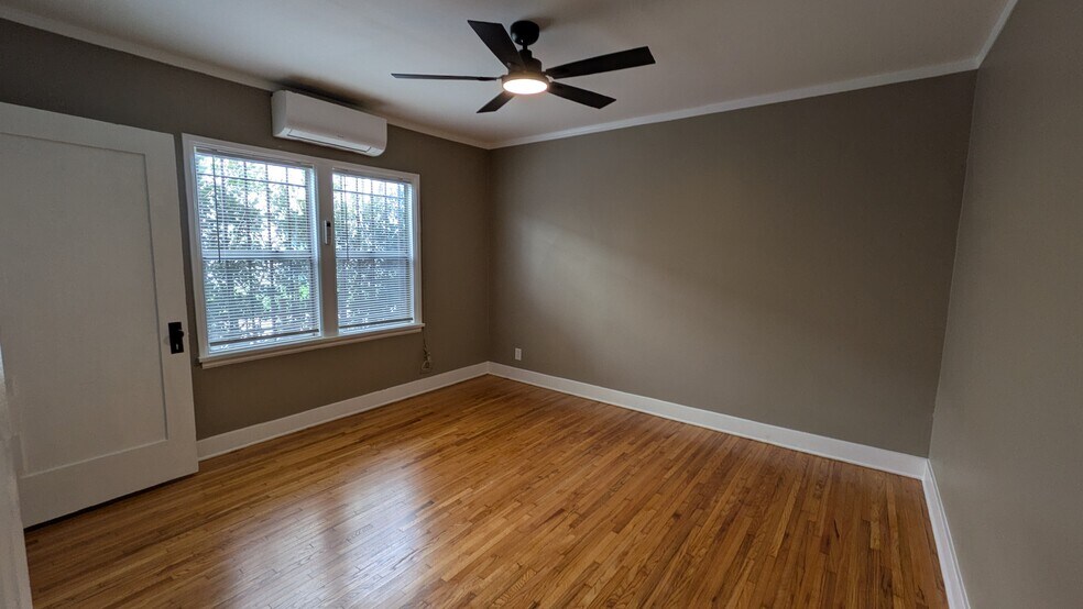 AC with remote. Ceiling fan with remote. - 2863 S Sycamore Ave