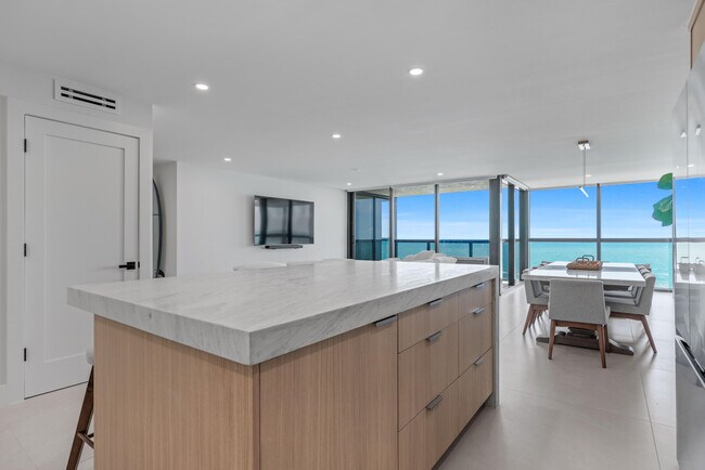 Building Photo - 10410 S Ocean Dr