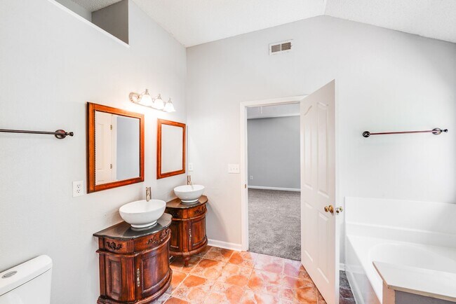 Building Photo - Beautiful 3BR/2.5BA Near Rivergate & Charl...
