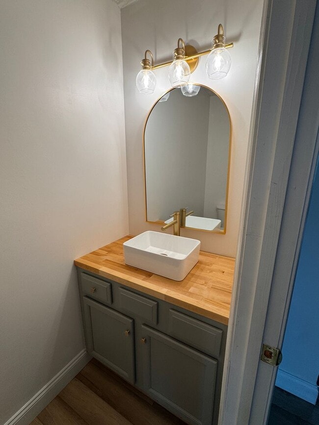 Building Photo - 3 Bedroom || 2 Full Bathroom & 2 Half Bathroom Townhome