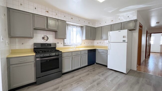 Building Photo - 421 Manila Ave