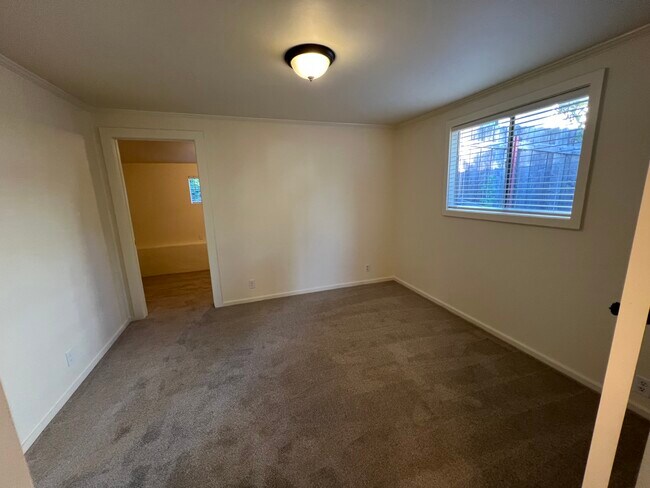 Building Photo - 465 El Sueno Rd