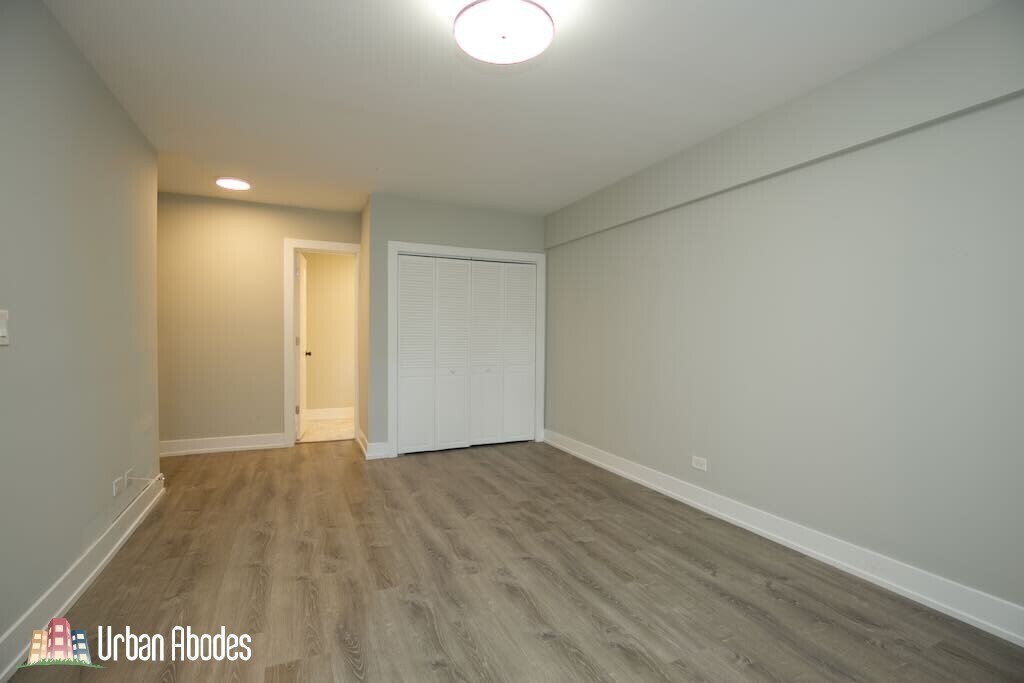 Building Photo - 535 W Belmont Ave