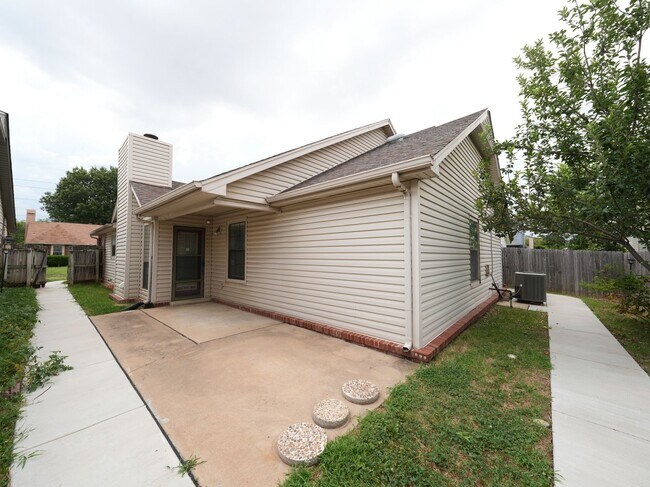 Building Photo - 3 Bed | 2 Bath | South Tulsa