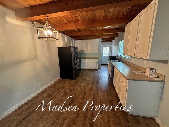 Building Photo - 20 Fairhill Dr