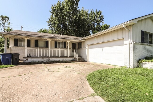 Building Photo - Darling 3 Bedroom With Hardwood Floors!