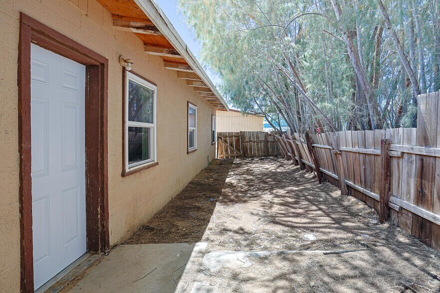 Building Photo - 11389 Lee Ave