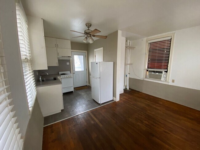 Building Photo - 300 W 37th St