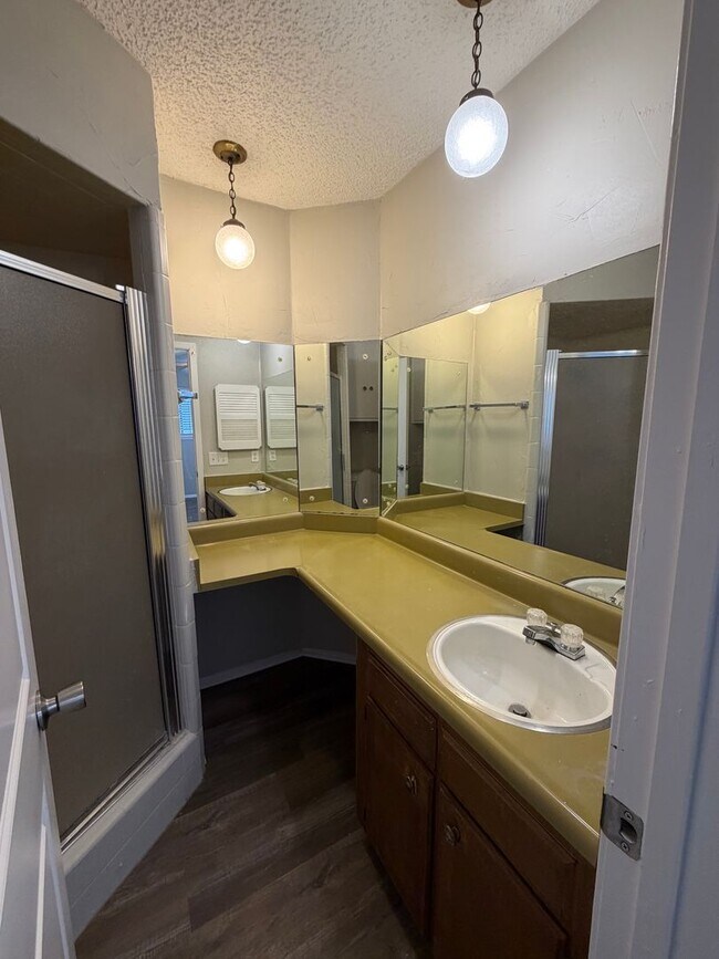 Building Photo - Lovely Single Story 3 Bedroom 2 Bath w/ easy access to Lackland AFB, Sea World, & Shopping