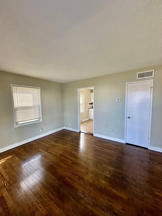 Building Photo - Cozy 2 Bedroom/1Bathroom Duplex For Rent ***Center School District***