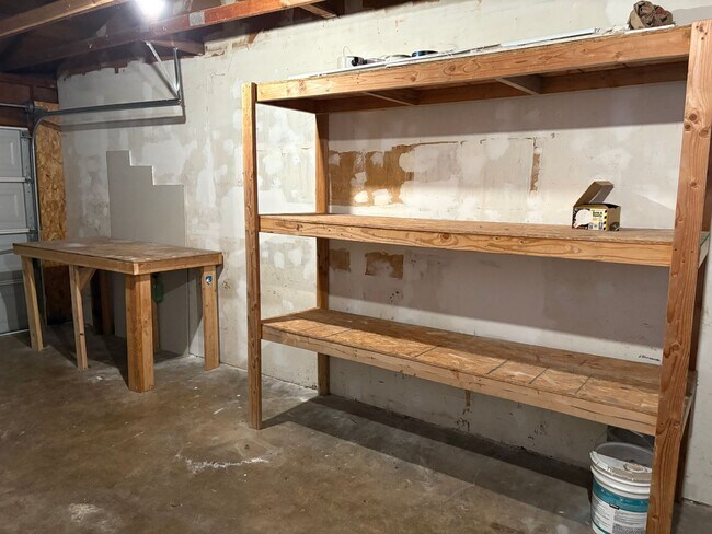 Building Photo - Springfield Duplex- 2 bedroom/1 bath updated unit