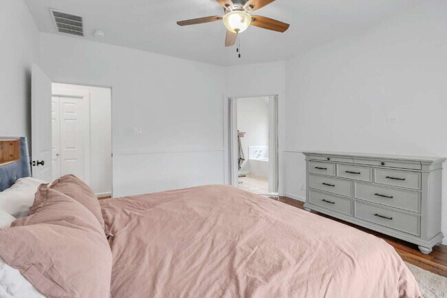 Building Photo - "Charming 3-Bedroom Home in San Antonio with Spacious 1530 sq ft Layout & 2 Full Baths!"