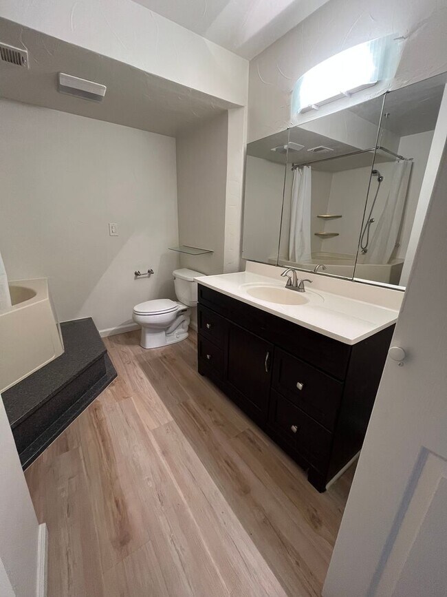 Building Photo - 2BR|2BA|994SF| - Ground Floor Condo, Nice ...