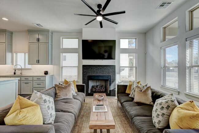 Building Photo - Stunning 4 Bedroom 3 Bath Home