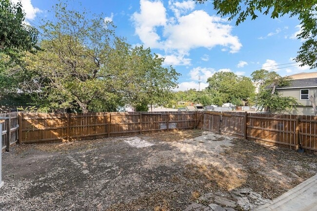 Building Photo - 204 Lessin Ln