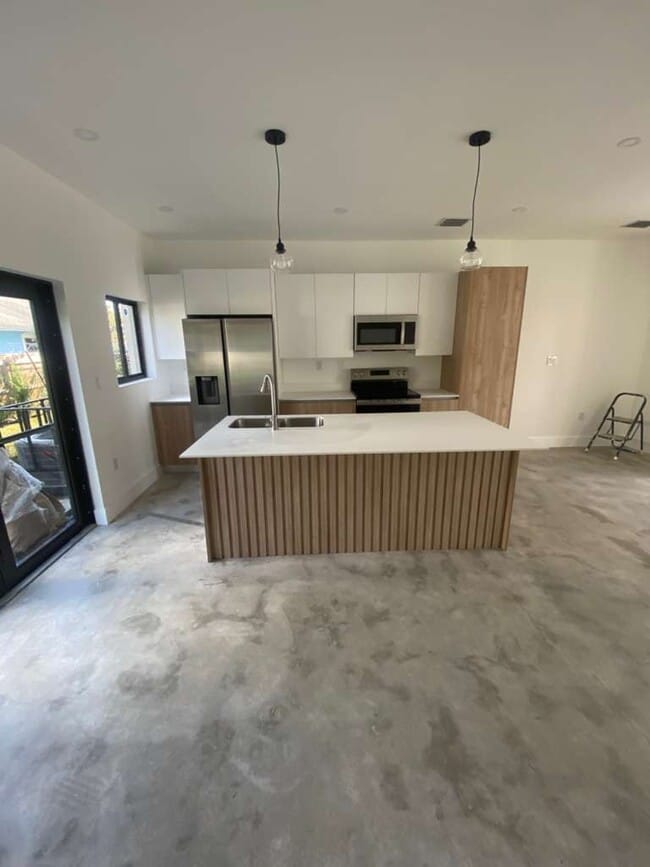 Building Photo - 6233 NW 20th Ave