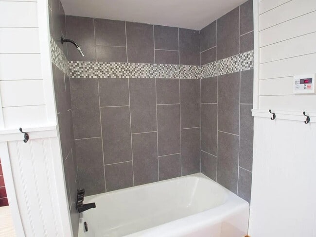 Building Photo - 821 Brett St S