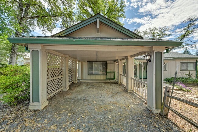 Building Photo - Country living in Beautiful Meadow Vista