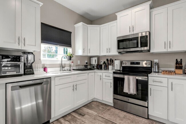 Building Photo - Solar Panel Home in East Navarre!