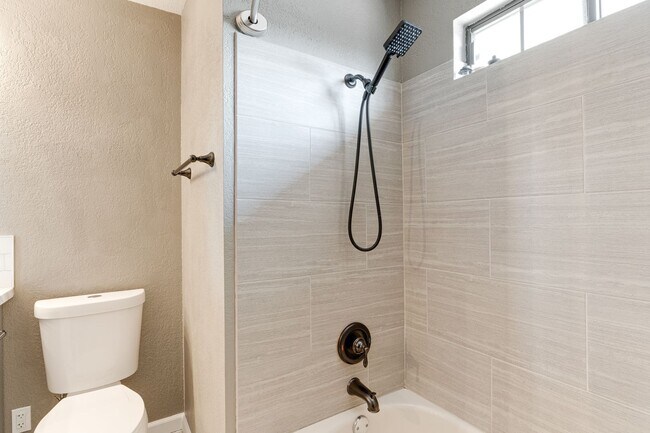 Building Photo - Remodeled 3-Bedroom Condo with Fireplace 8...