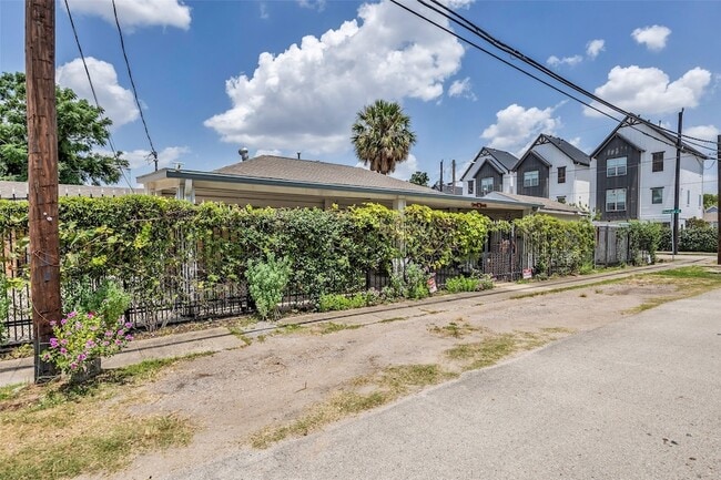 Building Photo - 809 Brooks St