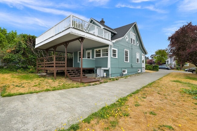 Building Photo - Large Single Family home with Bonus Room!