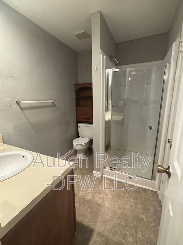 Building Photo - 545 Canary Ln
