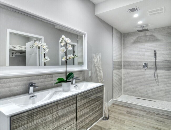 Building Photo - Private 3 Bed / 2 Bath Home with Incredible Outdoor Space