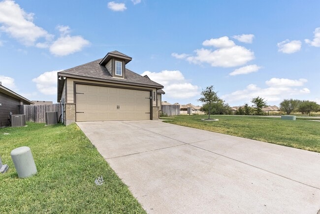 Building Photo - 2000 Bleeker Cv