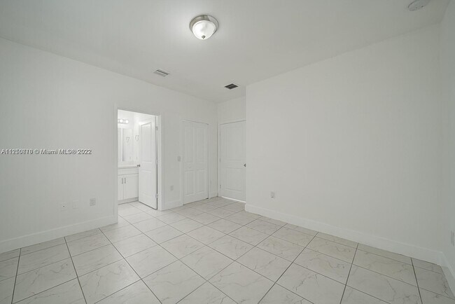 Building Photo - 14709 NE 7th Ave