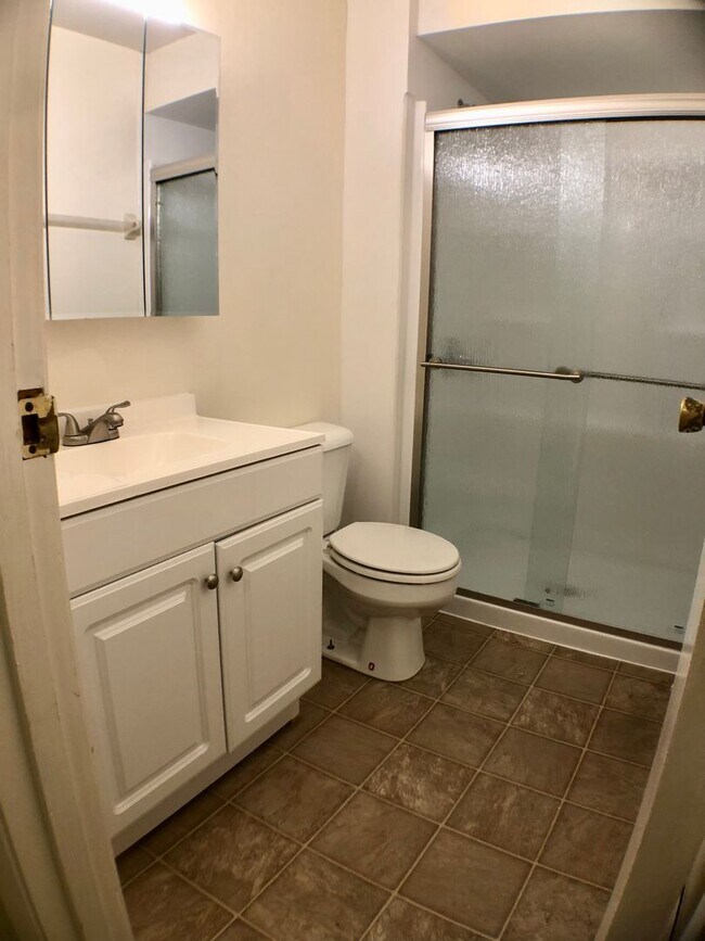 Building Photo - 2 Bed/1 Bath overlooking Iuka Ravine