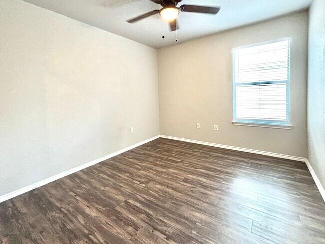 Building Photo - Spacious 3 beds, 2.5 baths in Bristol Forest!