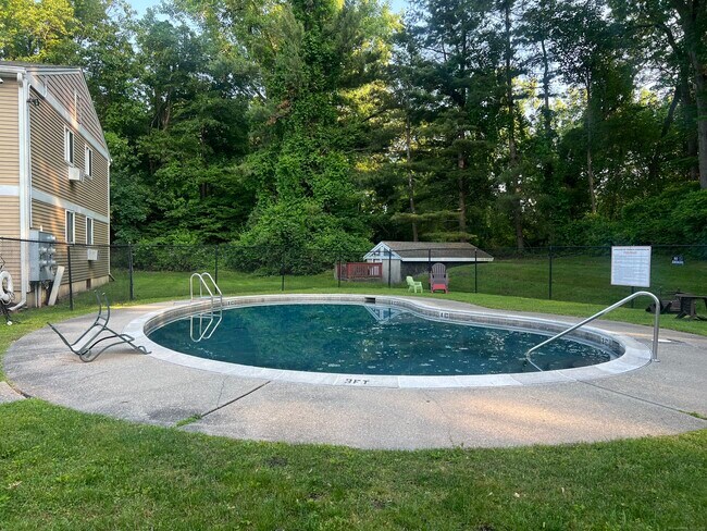 Building Photo - 6 Rose Ln
