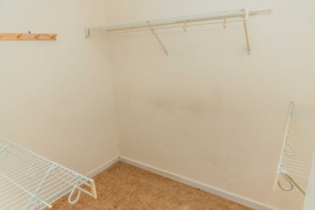 Building Photo - Lovely 3 bedroom, 2.5 Bathroom townhouse s...