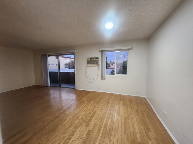 Building Photo - 400 Serrano Ave